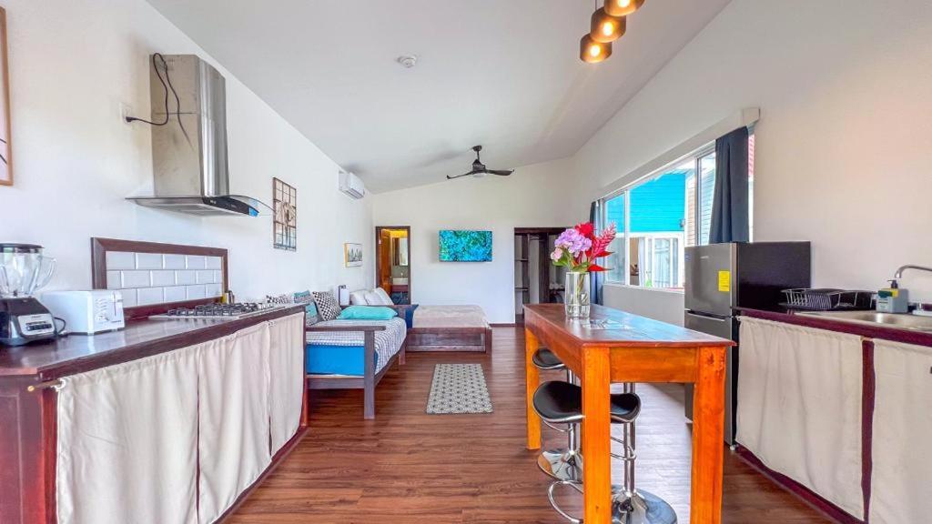 Chango'S Apartments Bocas del Toro Exterior photo